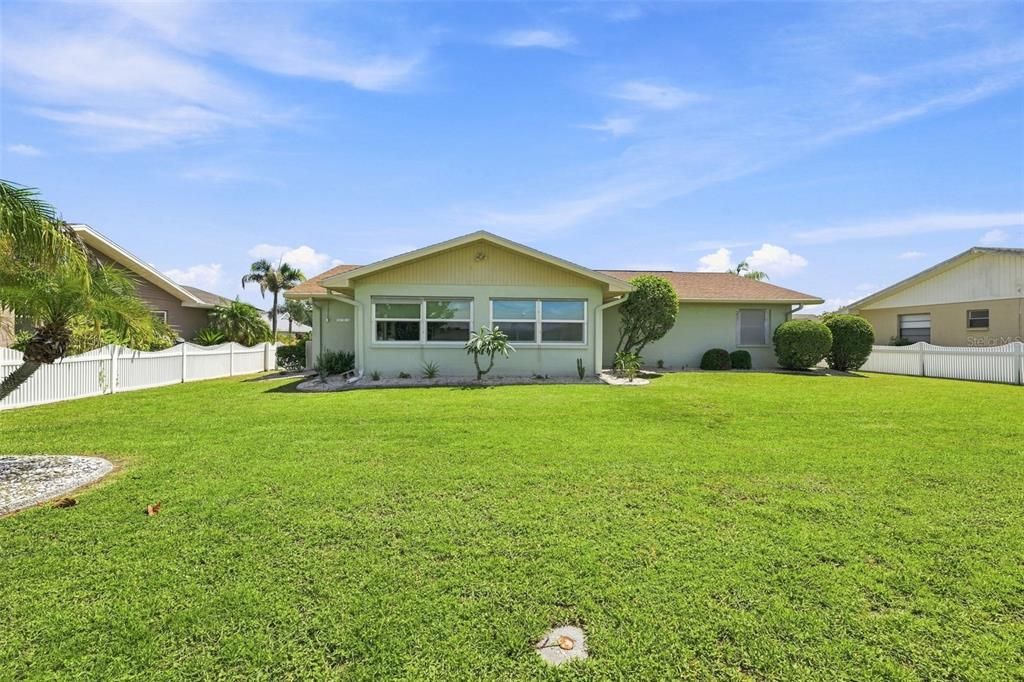 For Sale: $284,900 (2 beds, 2 baths, 1408 Square Feet)