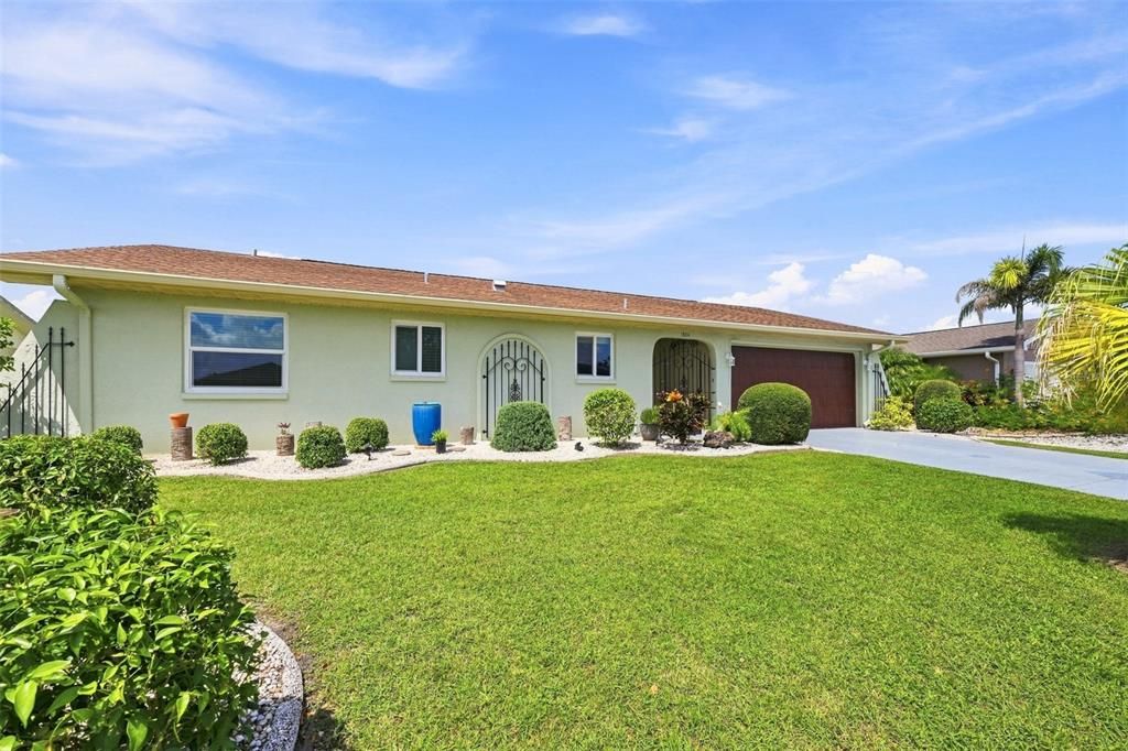For Sale: $284,900 (2 beds, 2 baths, 1408 Square Feet)