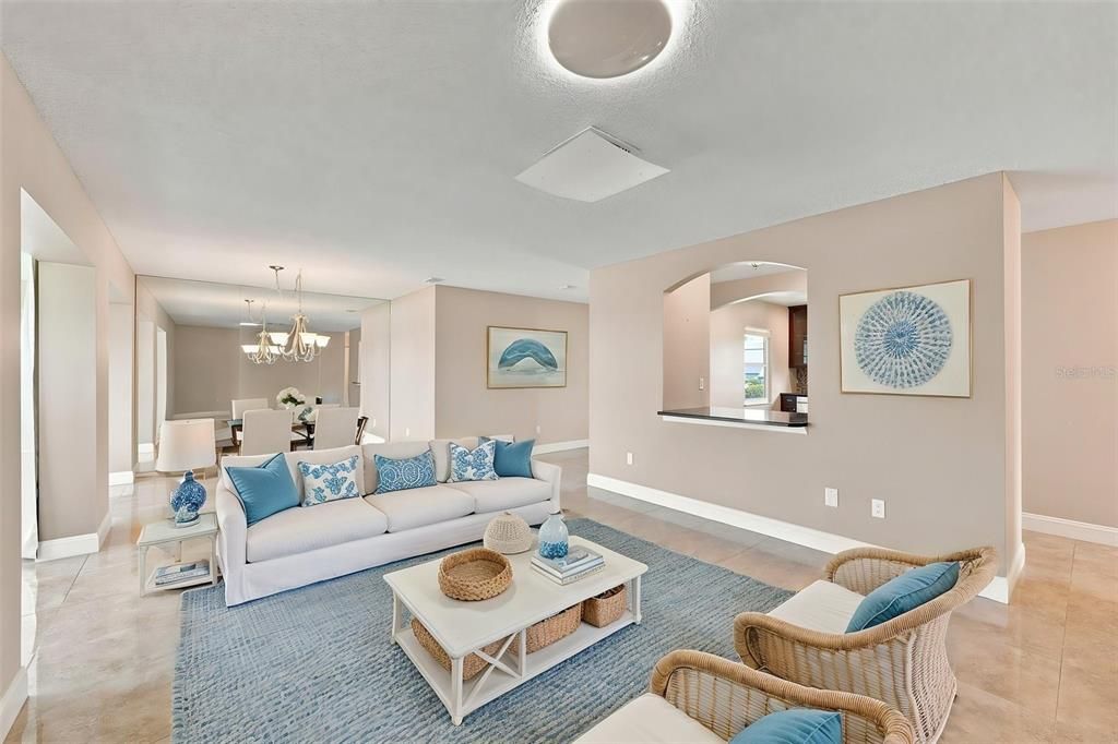 For Sale: $284,900 (2 beds, 2 baths, 1408 Square Feet)