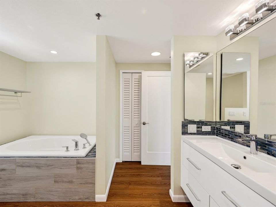 For Sale: $1,400,000 (3 beds, 2 baths, 1923 Square Feet)