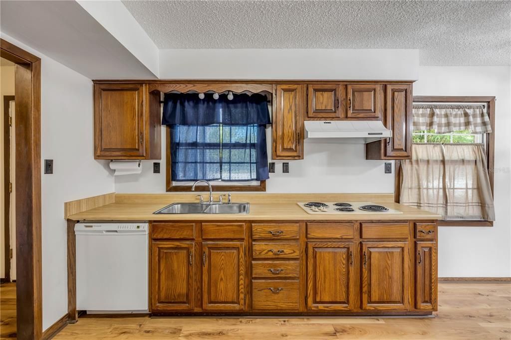 For Sale: $339,900 (3 beds, 2 baths, 1377 Square Feet)