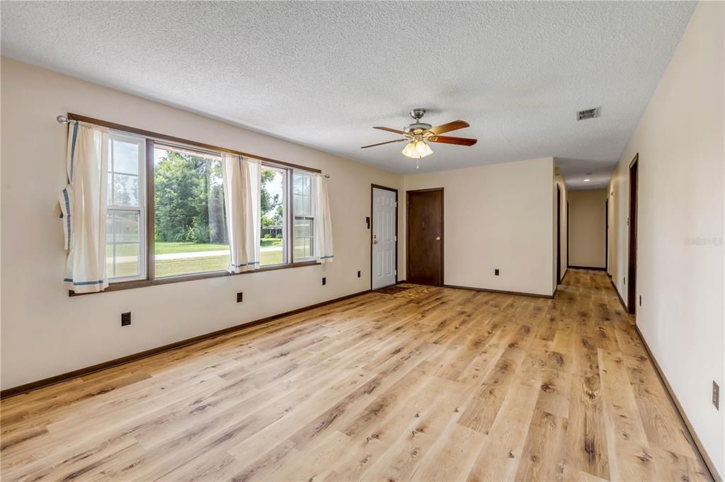 For Sale: $339,900 (3 beds, 2 baths, 1377 Square Feet)