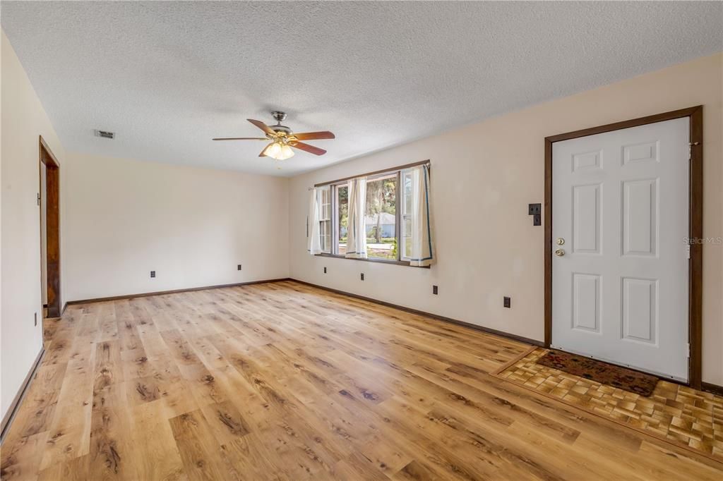 For Sale: $339,900 (3 beds, 2 baths, 1377 Square Feet)