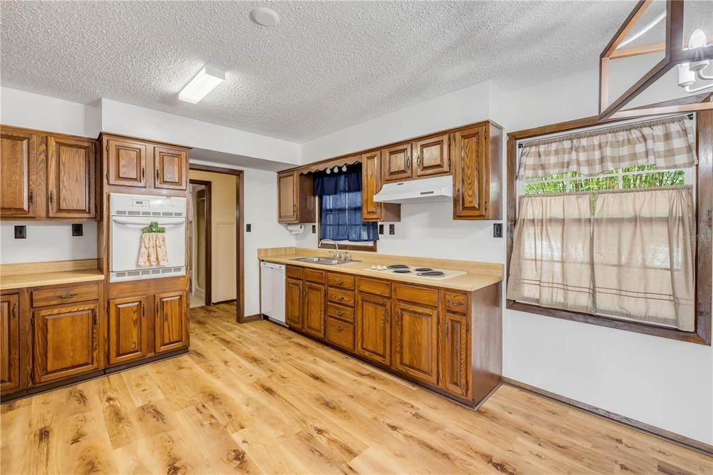 For Sale: $339,900 (3 beds, 2 baths, 1377 Square Feet)