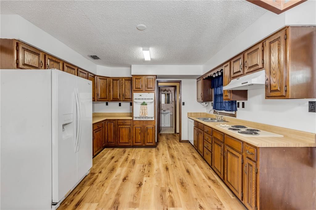 For Sale: $339,900 (3 beds, 2 baths, 1377 Square Feet)