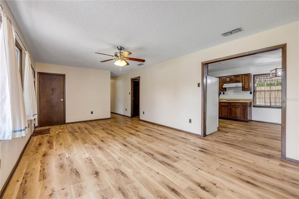 For Sale: $339,900 (3 beds, 2 baths, 1377 Square Feet)