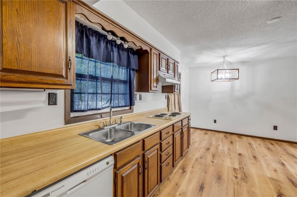For Sale: $339,900 (3 beds, 2 baths, 1377 Square Feet)