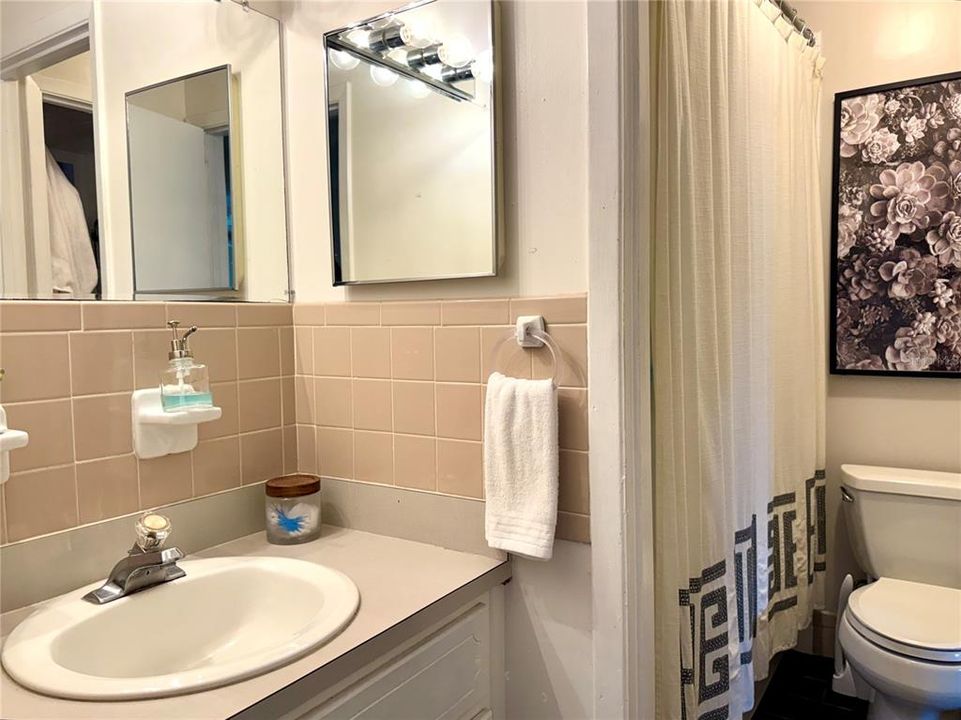For Rent: $1,850 (2 beds, 1 baths, 1000 Square Feet)