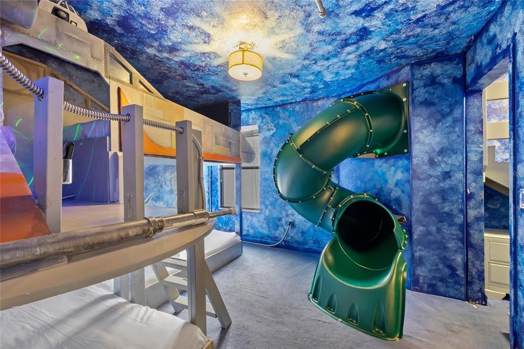 Activo con contrato: $599,999 (8 camas, 5 baños, 3909 Pies cuadrados)