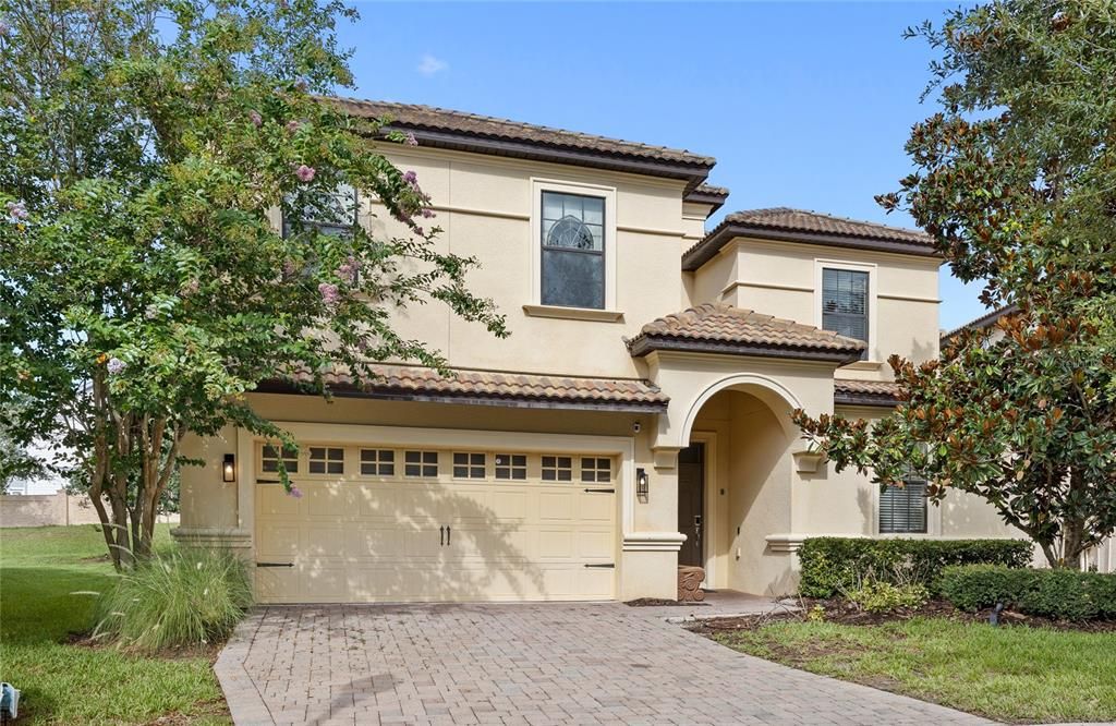 Activo con contrato: $599,999 (8 camas, 5 baños, 3909 Pies cuadrados)