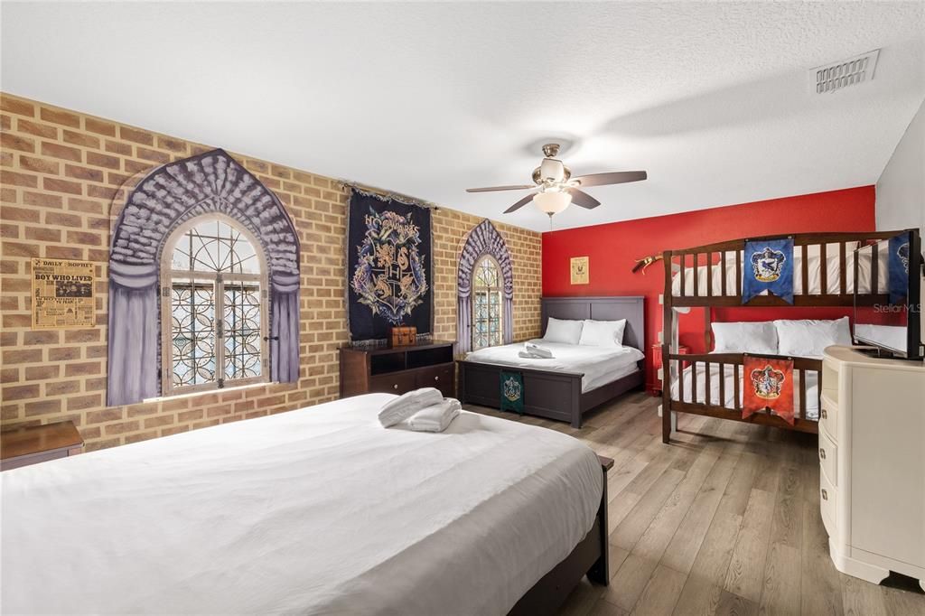 Activo con contrato: $599,999 (8 camas, 5 baños, 3909 Pies cuadrados)
