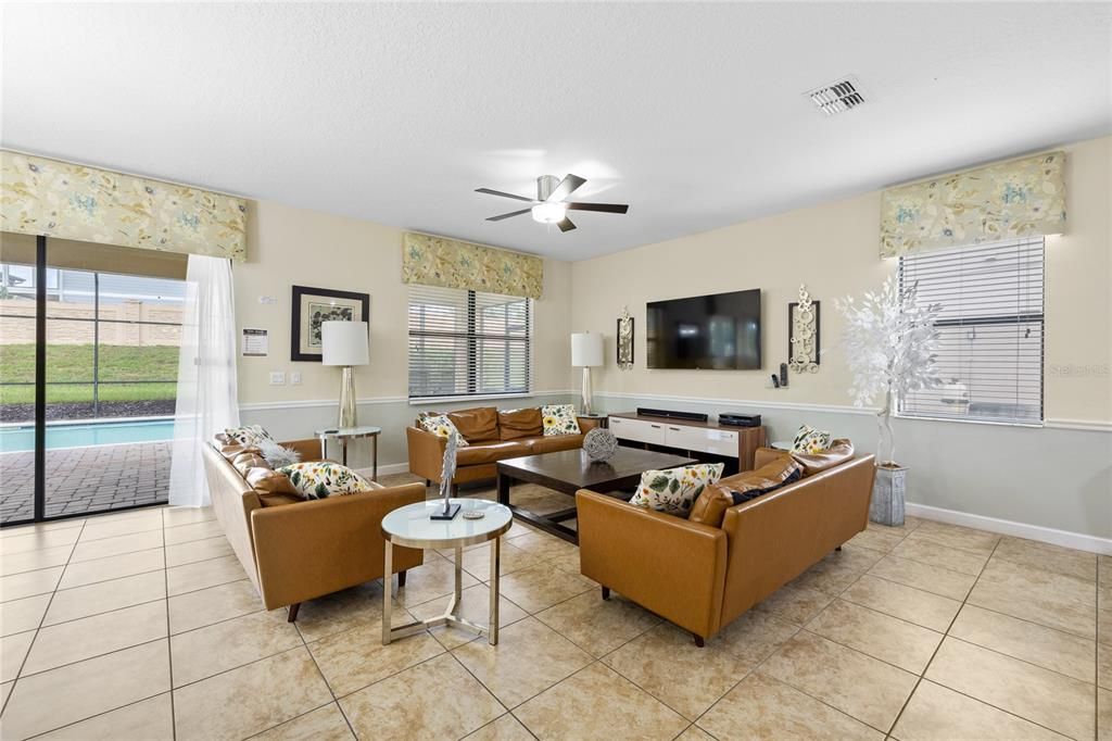 Activo con contrato: $599,999 (8 camas, 5 baños, 3909 Pies cuadrados)