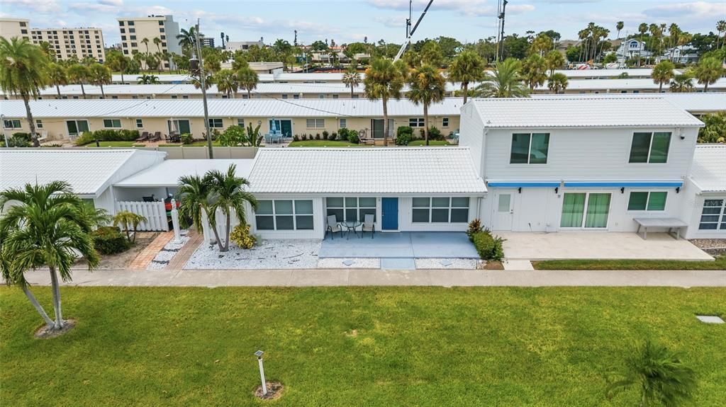 For Sale: $545,000 (2 beds, 2 baths, 813 Square Feet)
