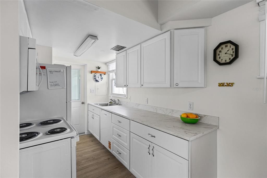 For Sale: $545,000 (2 beds, 2 baths, 813 Square Feet)