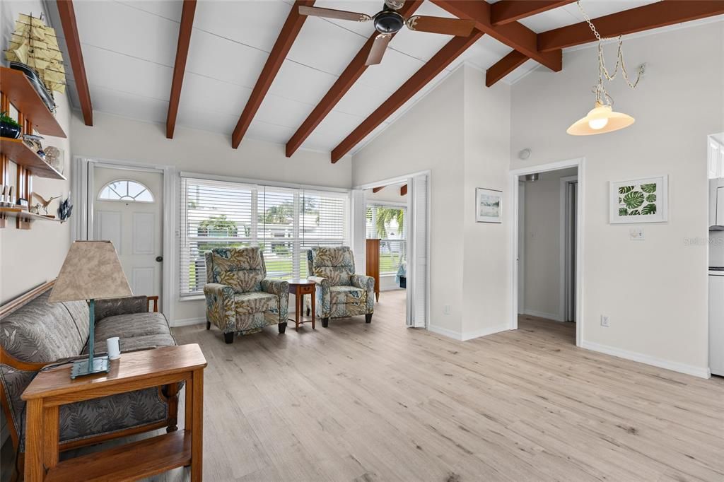 For Sale: $545,000 (2 beds, 2 baths, 813 Square Feet)
