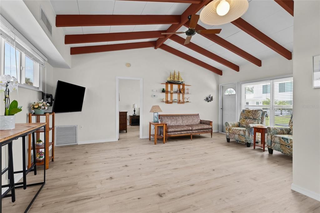 For Sale: $545,000 (2 beds, 2 baths, 813 Square Feet)