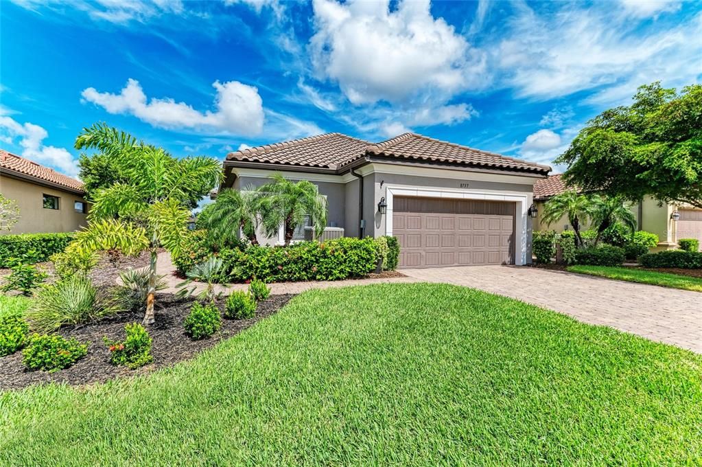 For Sale: $759,900 (3 beds, 2 baths, 1926 Square Feet)