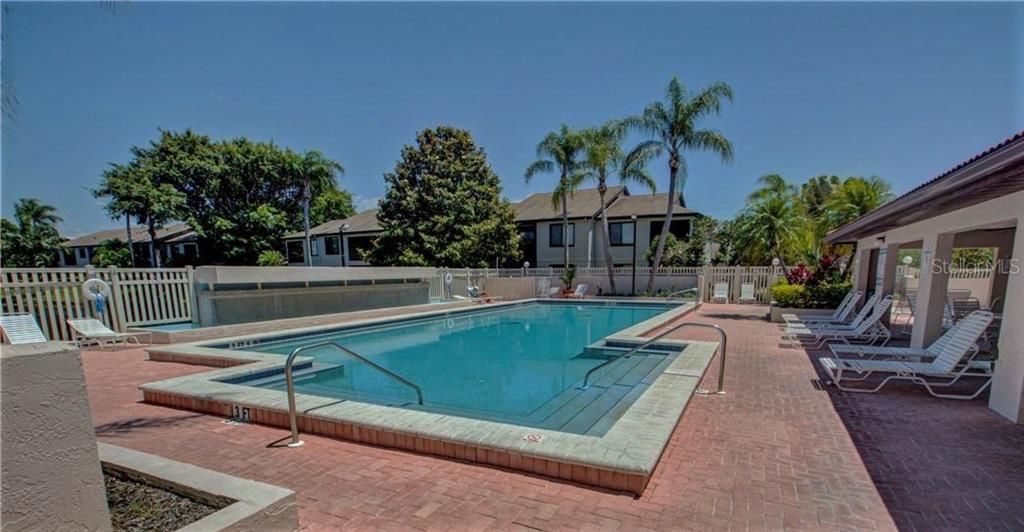 For Sale: $143,900 (2 beds, 2 baths, 912 Square Feet)