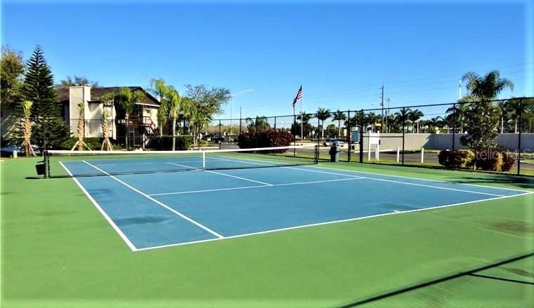 For Sale: $143,900 (2 beds, 2 baths, 912 Square Feet)