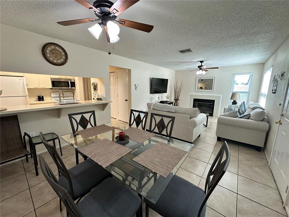For Sale: $143,900 (2 beds, 2 baths, 912 Square Feet)