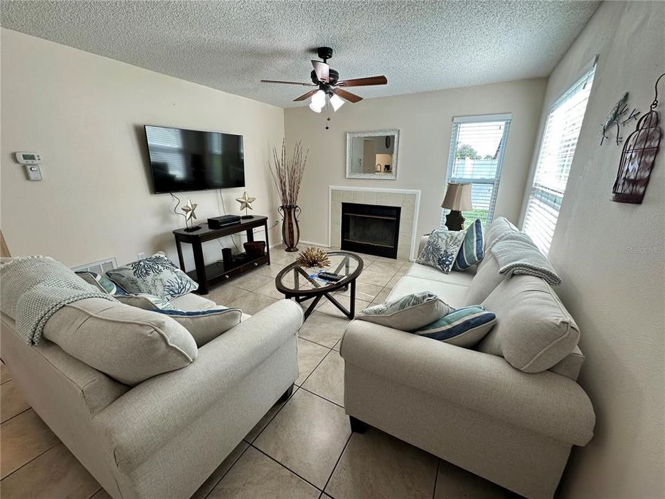 For Sale: $143,900 (2 beds, 2 baths, 912 Square Feet)