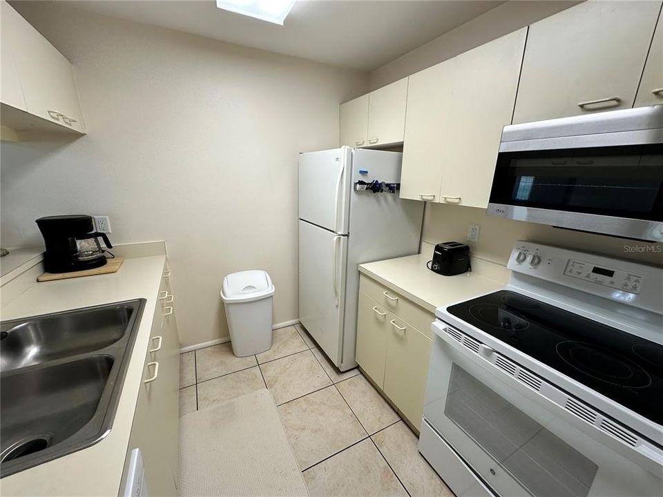 For Sale: $143,900 (2 beds, 2 baths, 912 Square Feet)