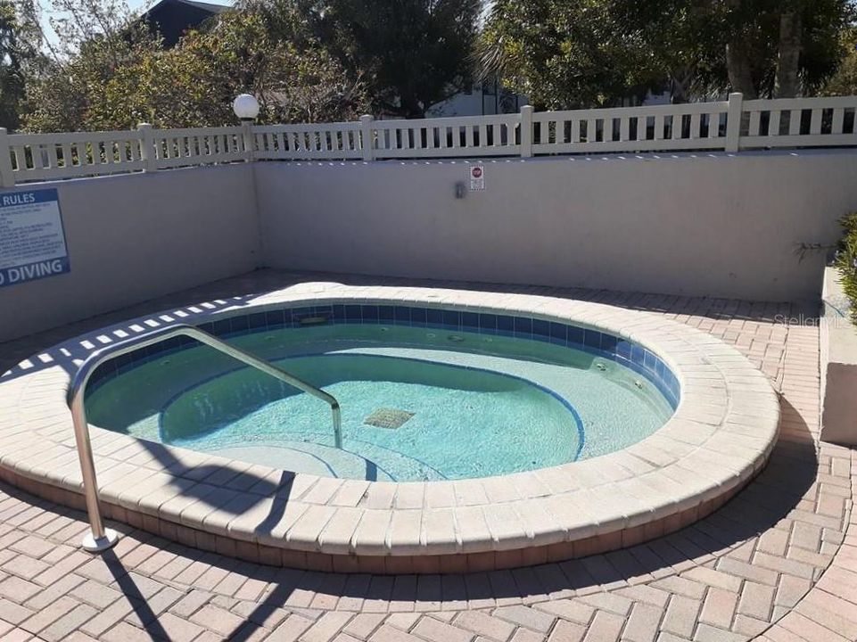 For Sale: $143,900 (2 beds, 2 baths, 912 Square Feet)