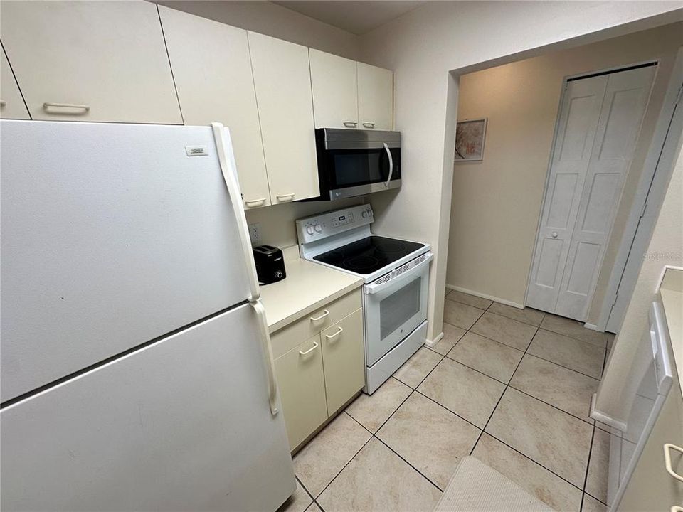 For Sale: $143,900 (2 beds, 2 baths, 912 Square Feet)