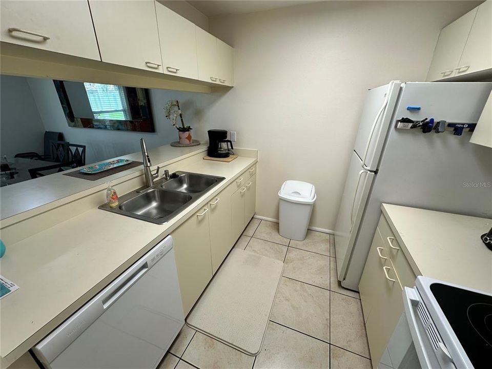 For Sale: $143,900 (2 beds, 2 baths, 912 Square Feet)