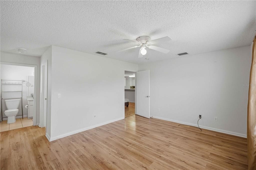For Sale: $159,900 (2 beds, 2 baths, 1280 Square Feet)