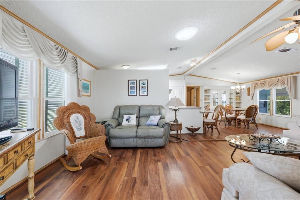 For Sale: $145,000 (2 beds, 2 baths, 1352 Square Feet)