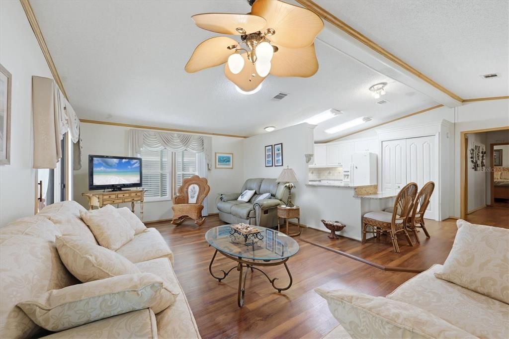 For Sale: $145,000 (2 beds, 2 baths, 1352 Square Feet)