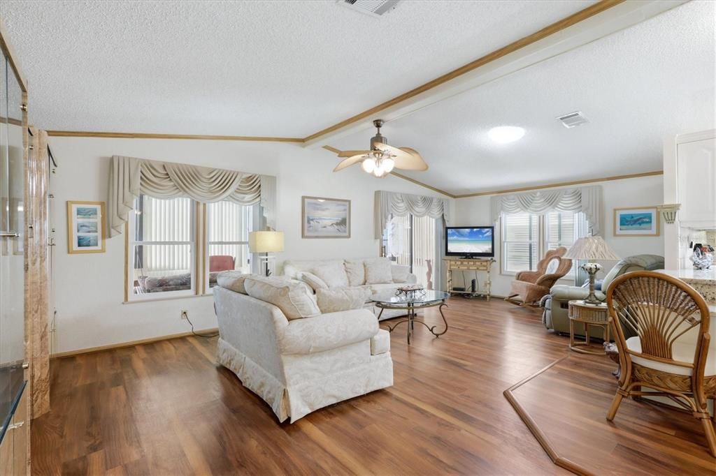 For Sale: $145,000 (2 beds, 2 baths, 1352 Square Feet)