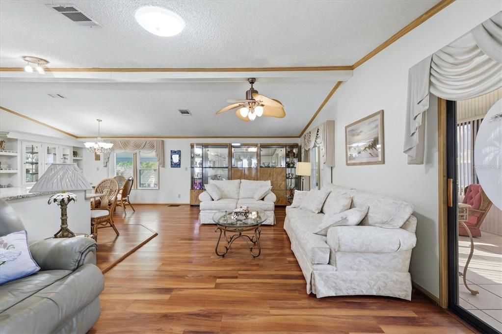 For Sale: $145,000 (2 beds, 2 baths, 1352 Square Feet)