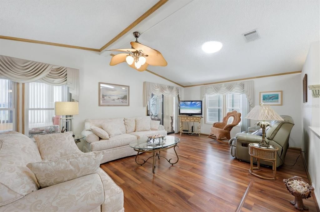 For Sale: $145,000 (2 beds, 2 baths, 1352 Square Feet)