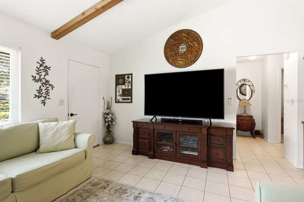 En Venta: $295,000 (2 camas, 1 baños, 1078 Pies cuadrados)