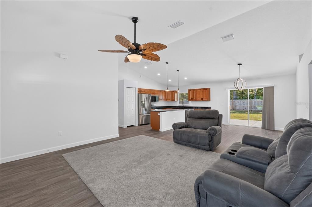 For Sale: $274,900 (3 beds, 2 baths, 1389 Square Feet)