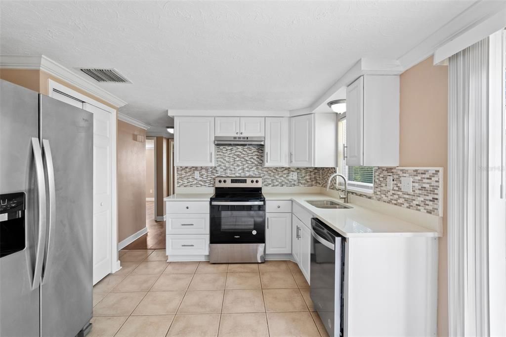 For Sale: $225,000 (2 beds, 1 baths, 840 Square Feet)