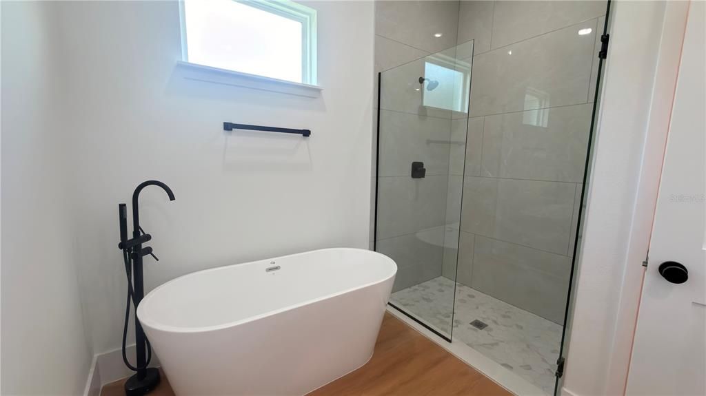 For Rent: $2,200 (4 beds, 3 baths, 1896 Square Feet)