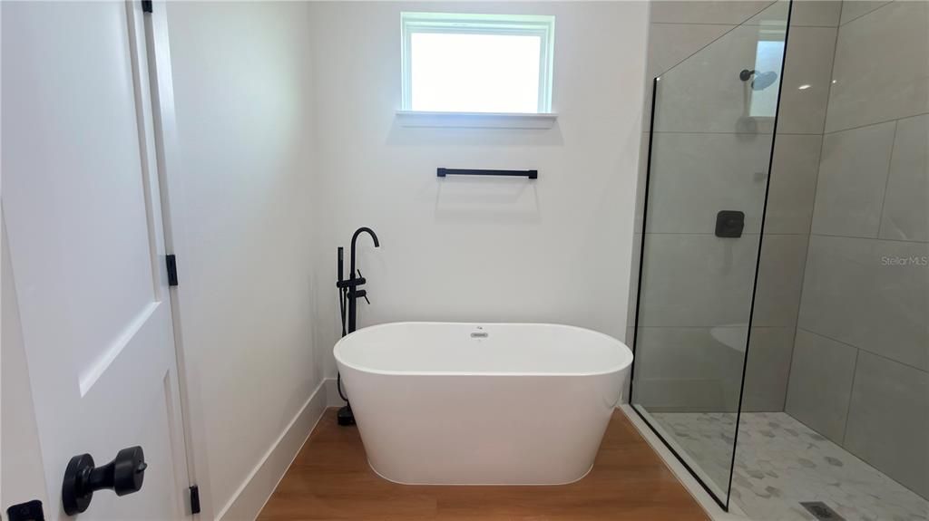 For Rent: $2,200 (4 beds, 3 baths, 1896 Square Feet)