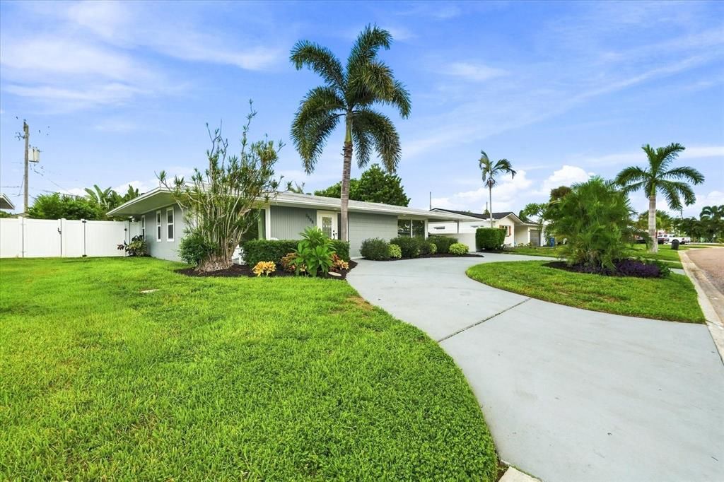 For Sale: $749,000 (3 beds, 2 baths, 1768 Square Feet)