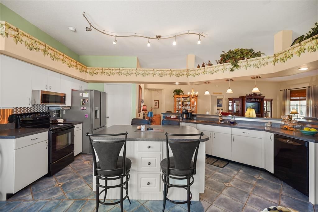 Active With Contract: $275,000 (2 beds, 2 baths, 1606 Square Feet)