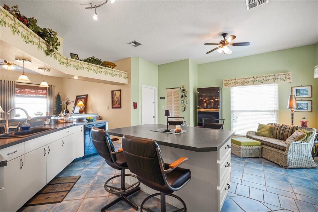 Active With Contract: $275,000 (2 beds, 2 baths, 1606 Square Feet)