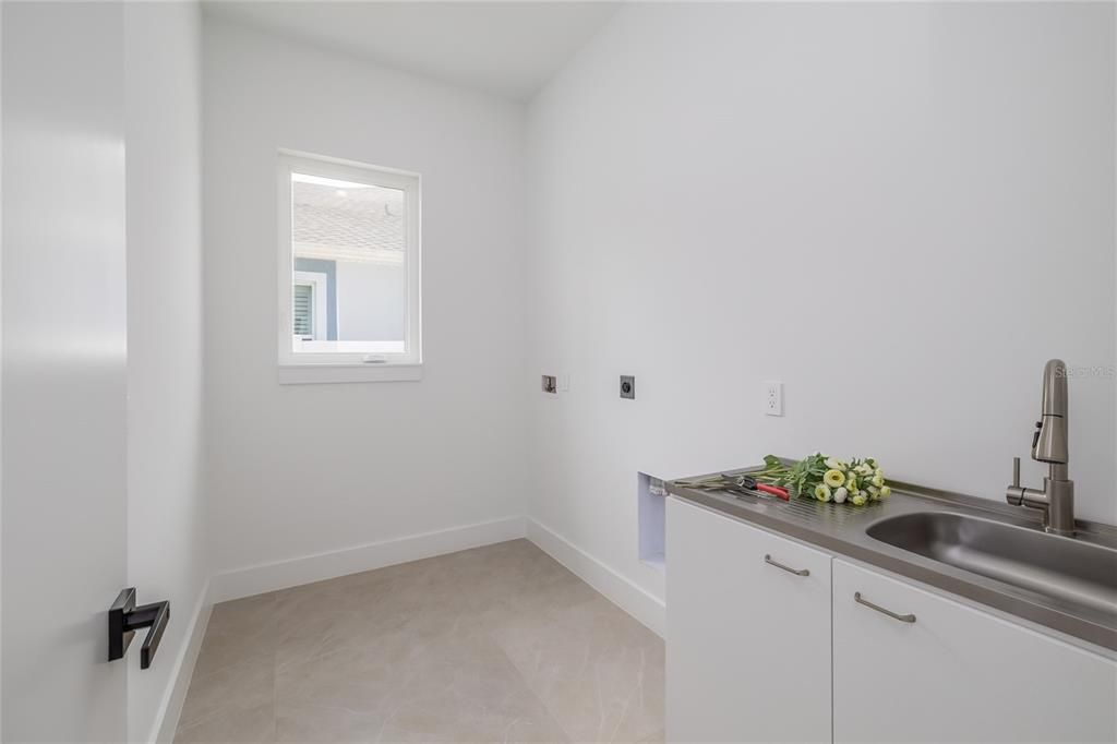For Sale: $759,000 (4 beds, 3 baths, 2556 Square Feet)