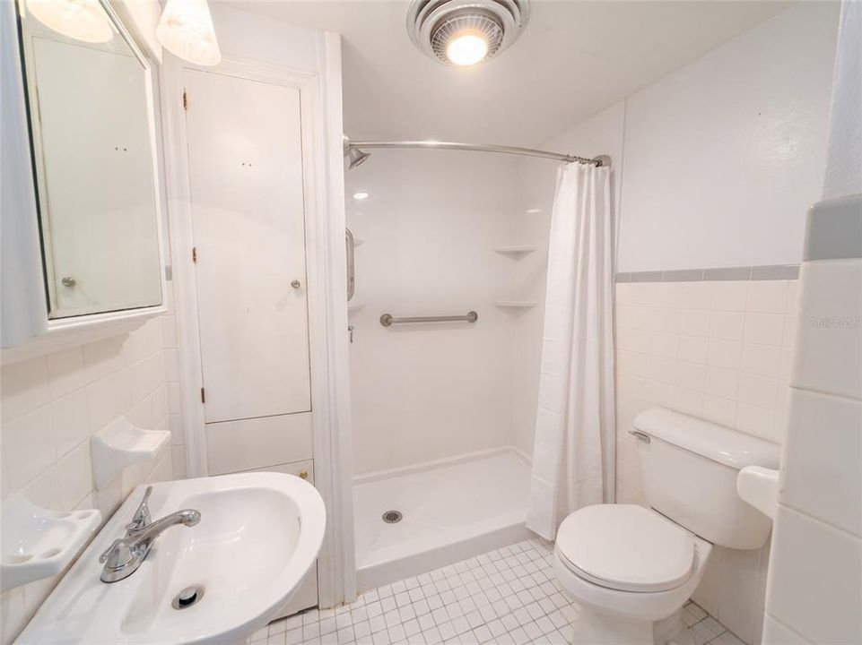 На продажу: $174,900 (2 спален, 1 ванн, 1192 Квадратных фут)