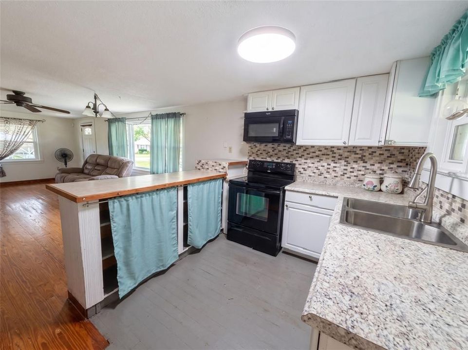 На продажу: $174,900 (2 спален, 1 ванн, 1192 Квадратных фут)