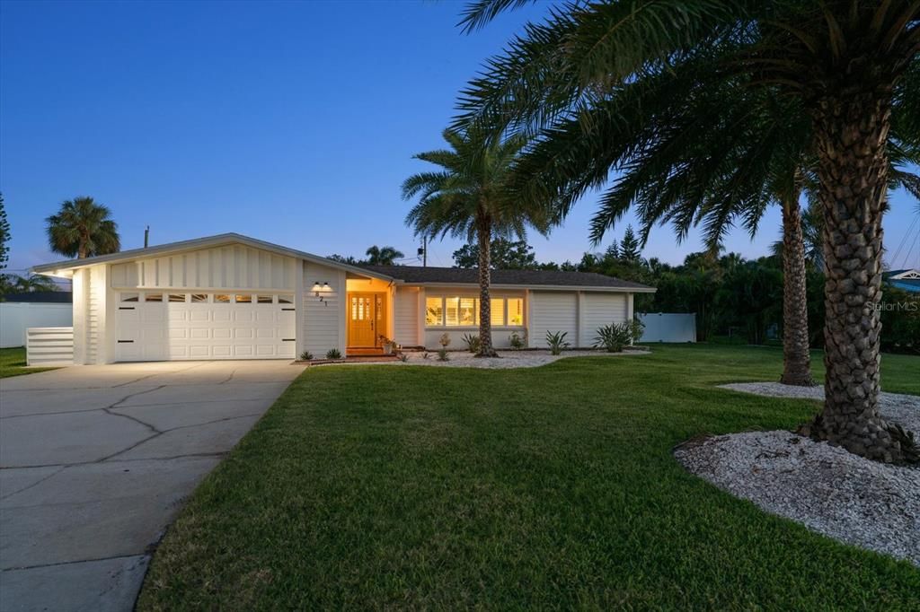 For Sale: $850,000 (4 beds, 3 baths, 1767 Square Feet)