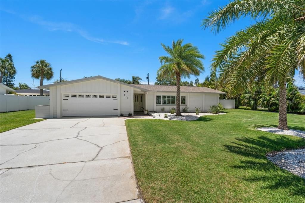 For Sale: $850,000 (4 beds, 3 baths, 1767 Square Feet)