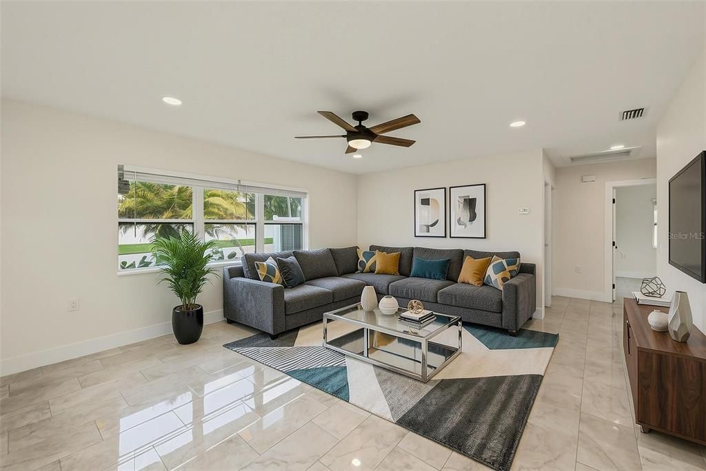 For Sale: $569,000 (2 beds, 2 baths, 1087 Square Feet)