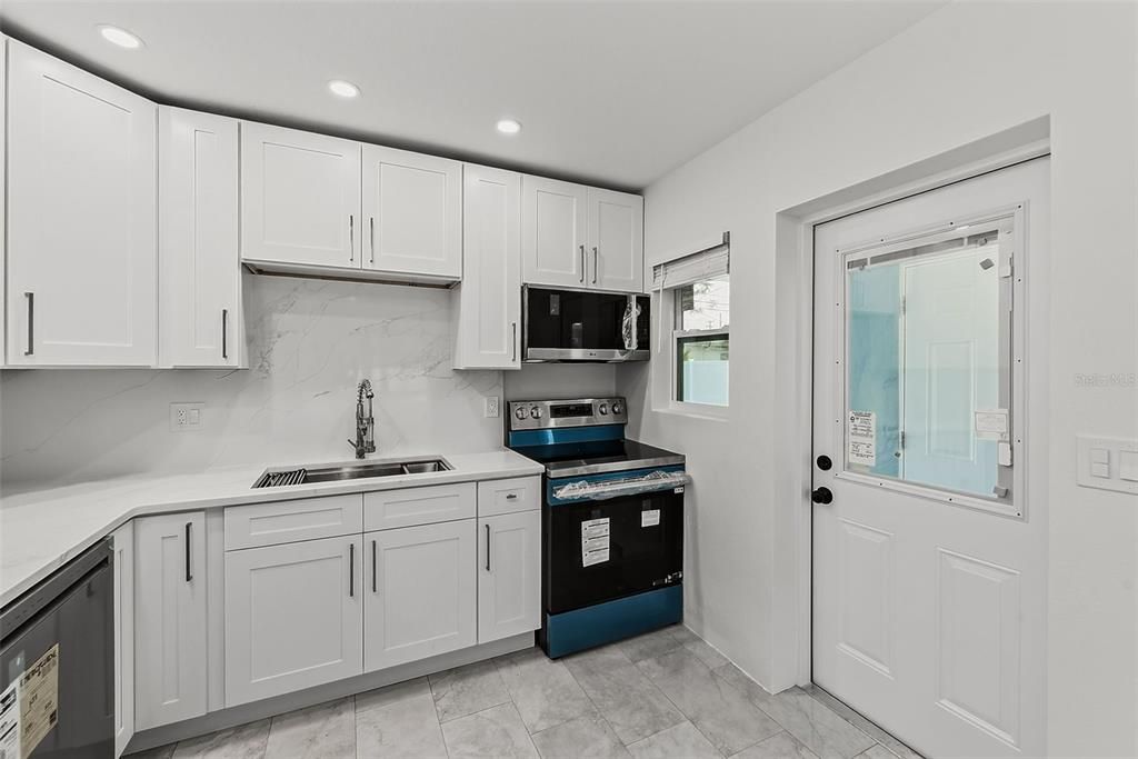 For Sale: $569,000 (2 beds, 2 baths, 1087 Square Feet)